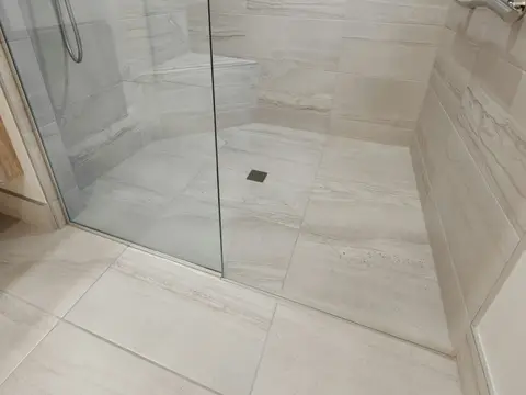 La douche carrelée qu’il vient de finir